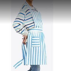 NWOT Draper James Blue and White Striped Apron

100% Cotton